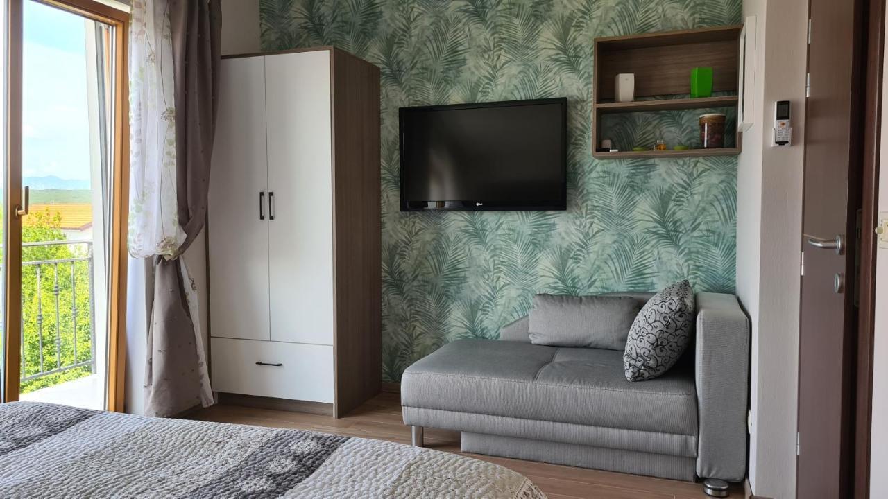 Villa Amalia Apartments Malinska Buitenkant foto