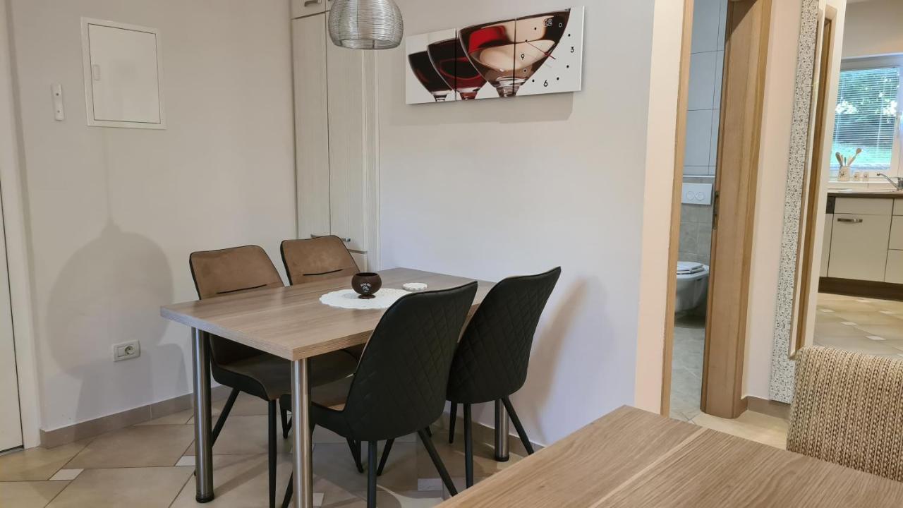 Villa Amalia Apartments Malinska Buitenkant foto